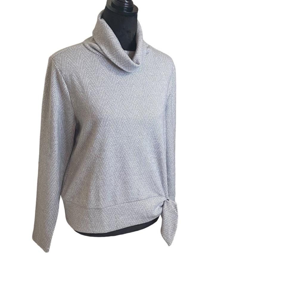 Ann‎ Taylor ladies sweater size medium. Gray and white tie bow on the waist
